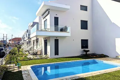 Image de 5 minutes to the beach! Cozy vacation retreat with a pool! Fully equipped flat