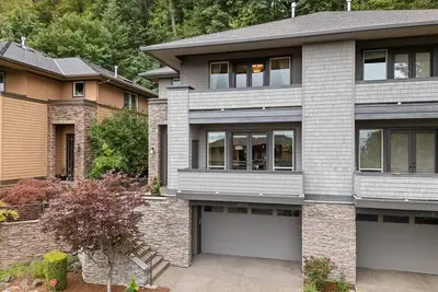 Luxury 3-bedroom townhome with office / WiFi, Ac in fabulous Portland