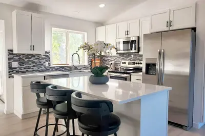 Image de Modern Home with Game Room, Private Yard, Panoramic Views, 5b Sleeps 8+