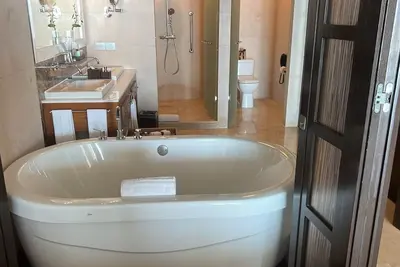 Image de Grand Luxxe 2ch Villa 278 m2 16 parties Golf Tennis  Gym Spa 2 Massages Inclus