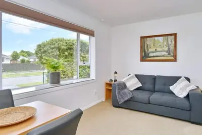 Image de Bevington - Renovated 1 bedroom Studio