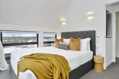 Image de Latimer Loft-Inner city top floor apartment- with spectacular views