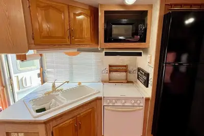 Image de Cozy 2-bedroom Rv in tranquil Tuttle with Ac, WiFi
