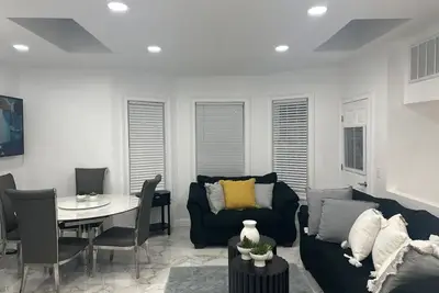 Image de 2 Minutes Away from, Staten Island Modern and Cozy