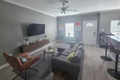 Image de Houston Comfort: Memory Foam Beds, Smart TVs & Full Mirrors –10 Mins to Downtown