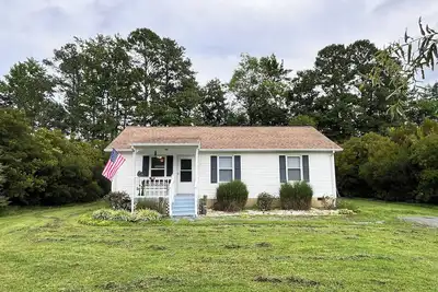 Image de Small Town Getaway - close to in-town Mathews with a casual, rural life