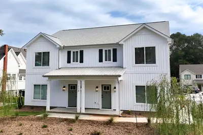 Image de Spacious 4-bedroom townhome in Central with Ac, WiFi. Enjoy your stay
