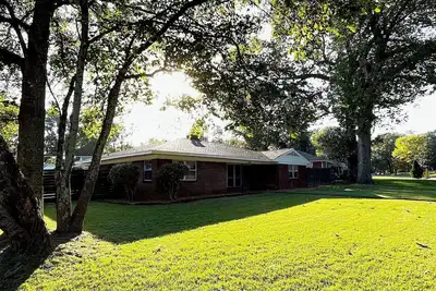 Image de Centrally located mid-century gated rancher!