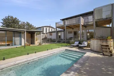 Image de Pool on Eleventh Summ