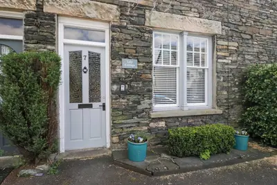 Lily Cottage, family friendly, with open fire in Windermere
