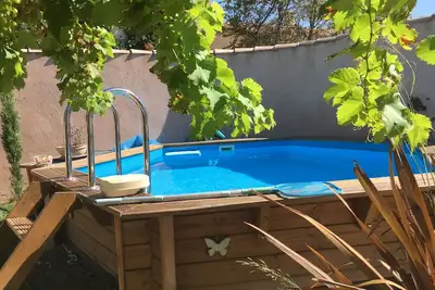 Image de la provence autrement. patio  piscine  (accepte un  animal de petites taille )