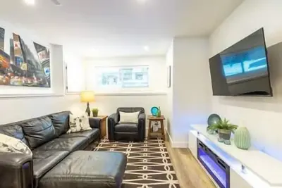 Image de Bright 2 Bdrm basement suite with mountain views