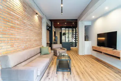 Image de Industrial Chic Apartment in the heart of Piraeus. 5' from metro station.