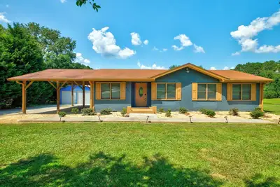 Image de Welcome Rivertown Manor & Est: A fully renovated 3br/2ba modern estate on 2 private acres. Engineered for the traveling professional, this home features a gourmet kitchen, spa-inspired master suite, and an expansive outdoor patio with a fire pit.