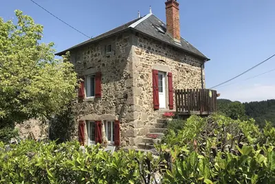 Image de Maison familiale avec jardin clos, cheminée, animaux acceptés et internet à Ferrières-sur-Sichon