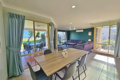 Image de Waterfront Resort | Sleeps 5 | Pool | Wifi