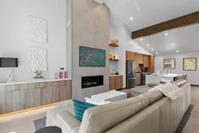 Luxury Townhome Just Steps From Ski Lifts & River Run Village w/ Slope Views!