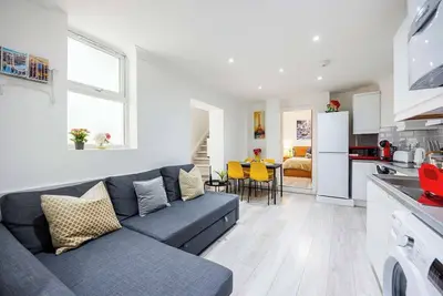 Image de Welcome to Plotseeker's Stylish 3br/3ba Retreat • West Kensington Gem A