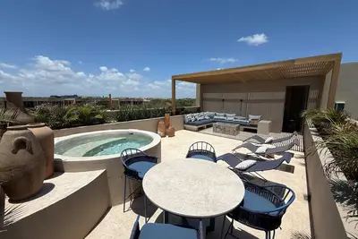 Image de New Luxury Villa – Garden & Rooftop Pools - Aflora