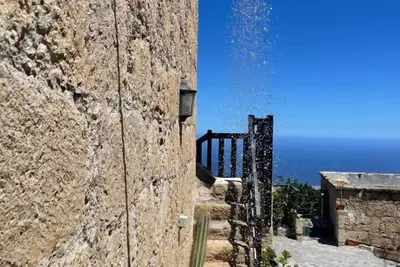 Image de Maison avec Cave à Vin Traditionnelle et Jardin Privé à Arico – Animaux Acceptés