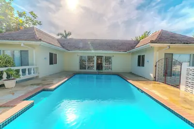 Spacious 3 King Bed, 3 Bath Home w/Pool & free parking!