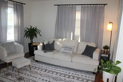 Image de Charming 2-bedroom home filled with lovely natural light on a quiet street