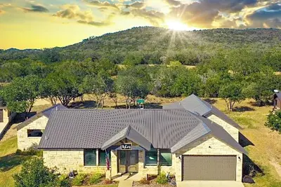 Image de Nola styled 6-bedroom home in Concan. Sleeps 36 with Ac, WiFi, Pool, Hot Tub