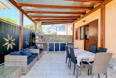 Image de Maison de vacances spéciale à seulement 50 mètres de la plage avec Bbq, vue sur la mer, parking