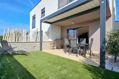 Image de Maison moderne de construction récente avec jardin privé, chaises longues, barbecue, WiFi