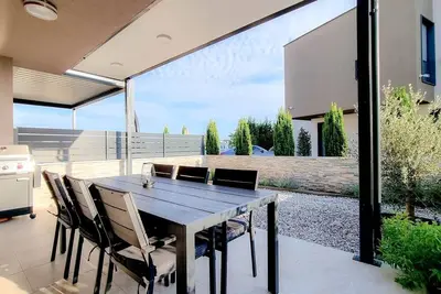 Image de Maison de vacances ultramoderne avec climatisation, WiFi, barbecue non loin de la plage