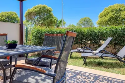 Image de Appartement spécial avec vue sur la mer, jardin méditerranéen, chaises longues, climatisation