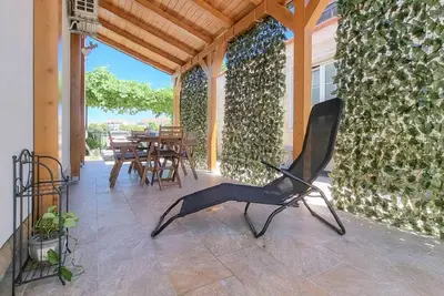 Image de Charmant appartement à 250 mètres de la plage avec jardin, chaises longues, climatisation