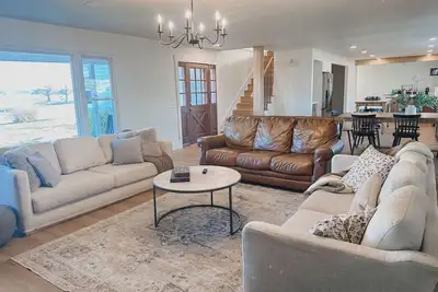 Image de 75-Acre Luxury Farmstay- Farm Animals, Trails, Fishing, & Game Room