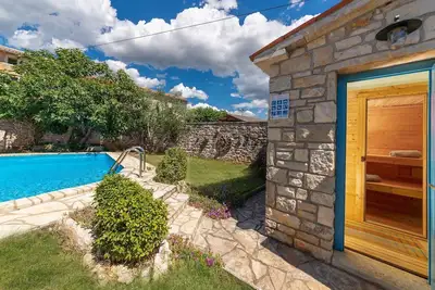 Image de Maison méditerranéenne en pierre avec piscine privée, sauna, vue sur la mer, cuisine d'été