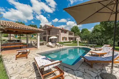 Image de Propriété de charme avec piscine privée, grand jardin, ping-pong, terrain de badminton, Bbq, chaises longues