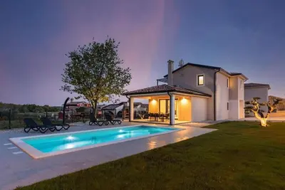 Image de Villa unique avec piscine privée, vue sur la mer, lit bébé, Bbq, chambres climatisées avec de nombreuses pistes cyclables
