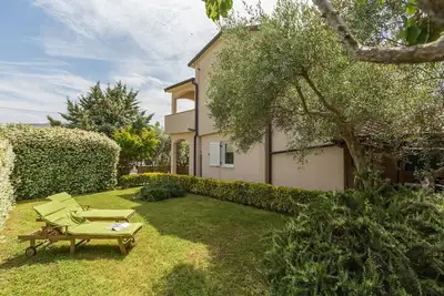 Image de Maison de vacances méditerranéenne avec chaises longues, parasol, jardin privé, barbecue, chambres à coucher climatisées