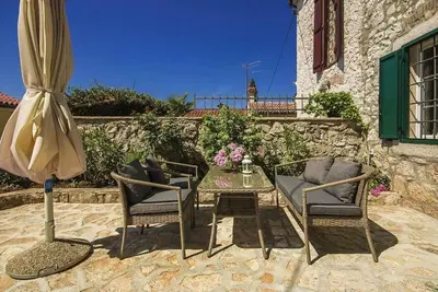 Image de Maison en pierre rustique et moderne à seulement 300 mètres de la plage avec vue sur la mer, barbecue, terrasse
