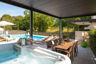 Image de Appartement de rêve à 100 mètres de la plage avec jacuzzi, vue sur la mer, piscine d'eau salée