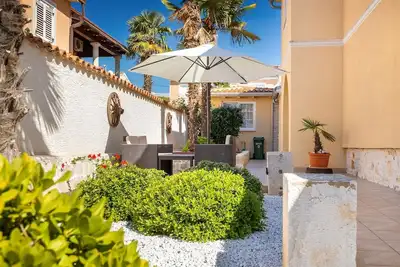 Image de Appartement idyllique à seulement 15 minutes de la plage avec terrasse privée, barbecue, climatisation