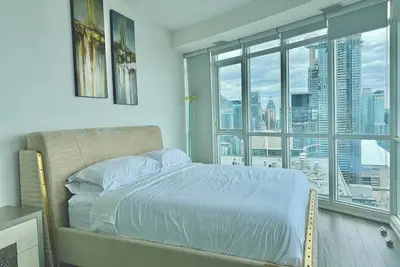 Image de 2-storey Penthouse w/2 parking and lake/city views