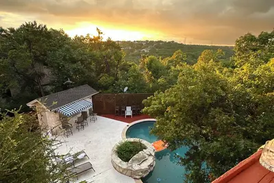 Image de Luxury 4-Bedroom Custom Home with Pool & Stunning Views