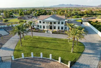 Image de Golfer's Dream 7, 000 Sq. Ft White House