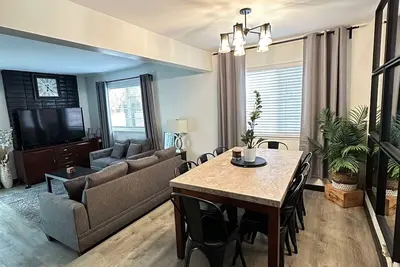 Image de Tranquil Escape: 4-Bedroom Home with Modern Amenities and pool