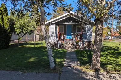 Cozy 2-bedroom house across from city park - 5 blocks to U of P with WiFi.