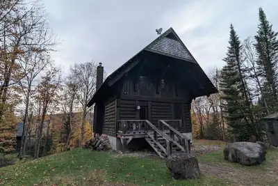 Image de Cozy Pet-Friendly Chalet Noellie in Cote Nord Tremblant with spa, deck, ski