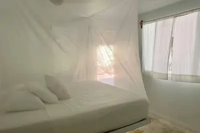 Image de King room with Deck pool, in front of bay n beach!