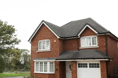 Image de Spacious home | 3 Bedrooms + 3 bathrooms dedicated office & parking close to M4\n