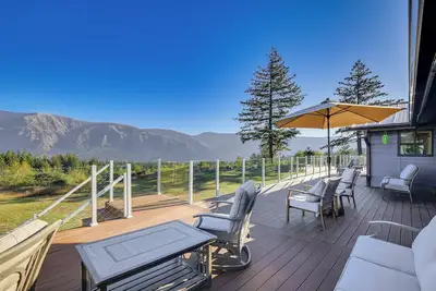 Image de Home w/ Mtn Views & Hot Tub in Stevenson!