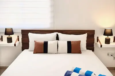 Image de Beach 7 min away! 3 Br, 2 Ba, parking, kitchen, office, hot water showers.